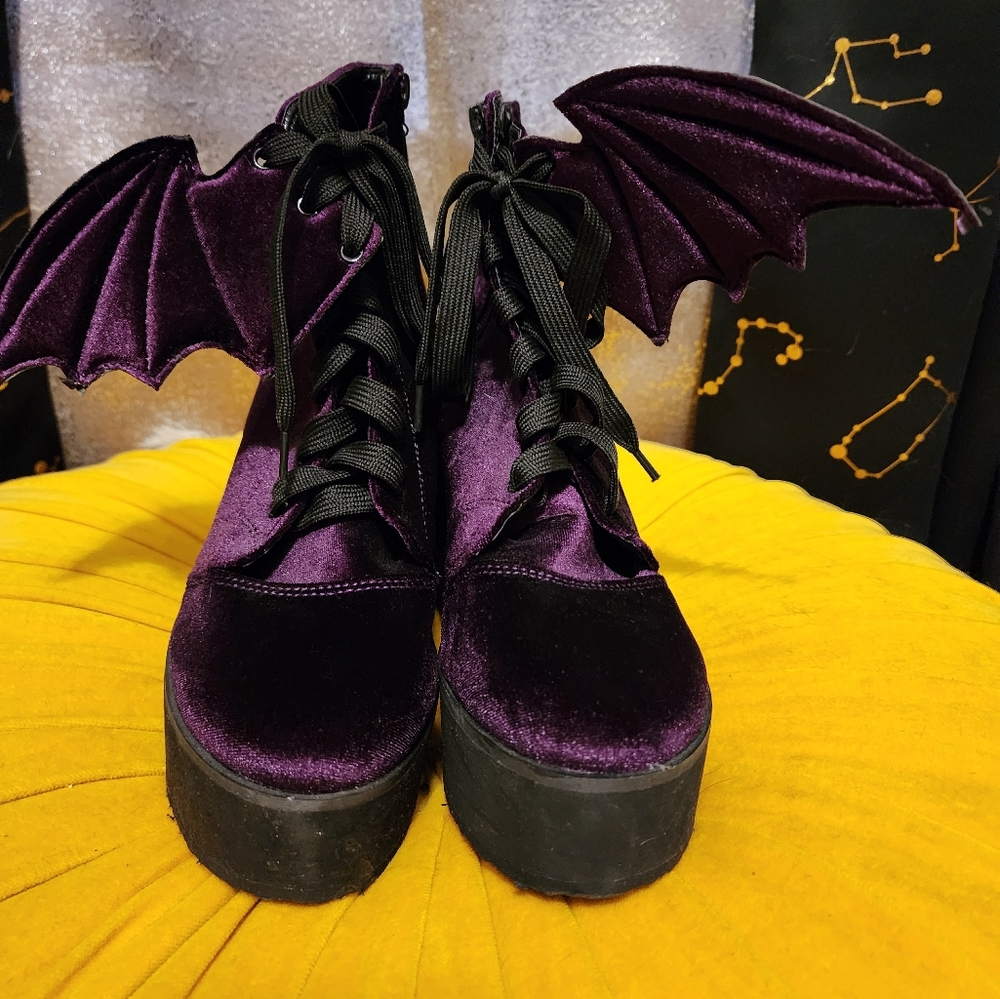 Iron Fist Bat Royalty Boots - size 9